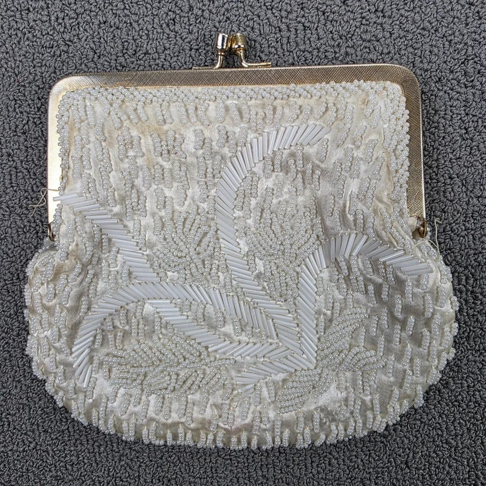 Vintage Richere by Walborg‎ White/Ivory Beaded Floral Kiss Lock Clutch